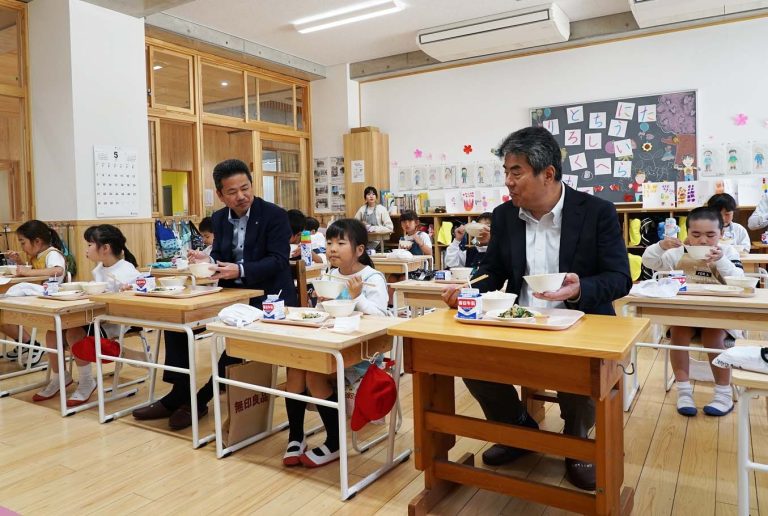 吉野さくら学園の給食に参加しました