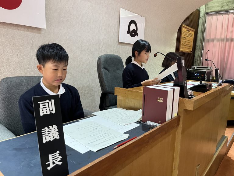 １１月１日、子ども議会が開催されました。みんなで吉野町のことを考えました。ふるさと学習の一環です。